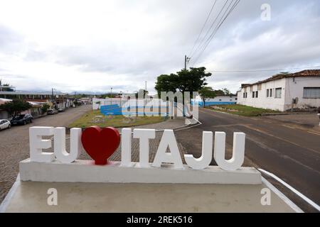 Itaju do colonia, bahia, brasilien - 23. juli 2023: Wegweiser für den Namen der Stadt itaju do colonia im Süden bahias. Stockfoto