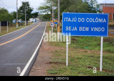 Itaju do colonia, bahia, brasilien - 23. juli 2023: Wegweiser auf der Autobahn BA 667 in der Stadt Itaju do Colonia im Süden Bahias. Stockfoto