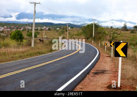 Itaju do colonia, bahia, brasilien - 23. juli 2023: Wegweiser auf der Autobahn BA 667 in der Stadt Itaju do Colonia im Süden Bahias. Stockfoto