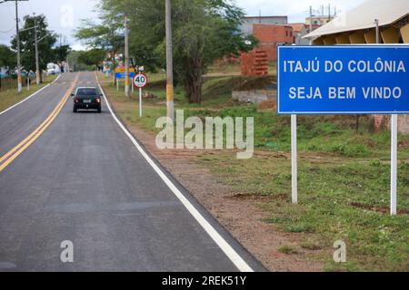 Itaju do colonia, bahia, brasilien - 23. juli 2023: Wegweiser auf der Autobahn BA 667 in der Stadt Itaju do Colonia im Süden Bahias. Stockfoto