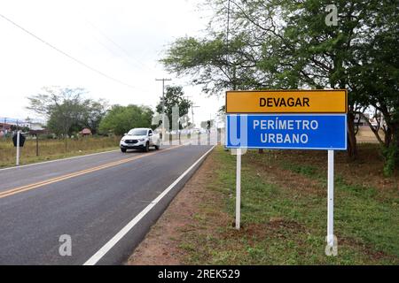 Itaju do colonia, bahia, brasilien - 23. juli 2023: Wegweiser auf der Autobahn BA 667 in der Stadt Itaju do Colonia im Süden Bahias. Stockfoto