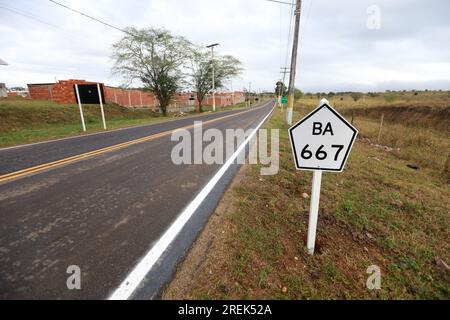 Itaju do colonia, bahia, brasilien - 23. juli 2023: Wegweiser auf der Autobahn BA 667 in der Stadt Itaju do Colonia im Süden Bahias. Stockfoto