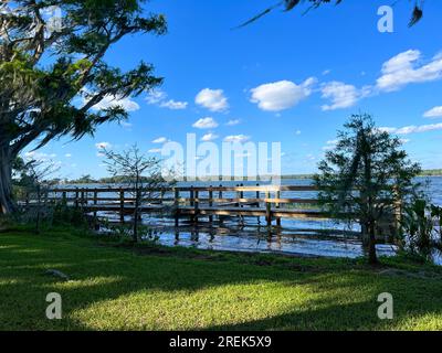 Der See im Trimble Park in Mount Dora, Florida an einem sonnigen Tag. Stockfoto