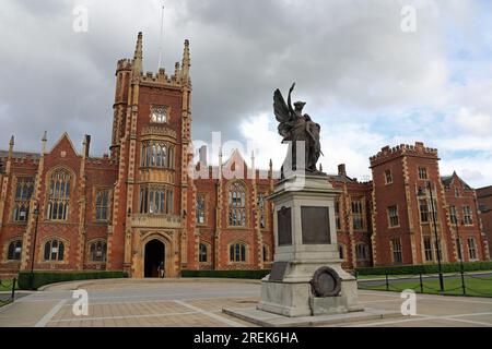 Kriegsdenkmal mit einer Skulptur eines Engels, der einen sterbenden Soldaten hält, von Sir Thomas Brock an der Queens University in Belfast Stockfoto