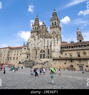 Santiago de Compostela, Spanien; 27. Juli 2023: Santiago de Compostela Kathedrale Blick vom Obradoiro Platz am sonnigen Tag Stockfoto