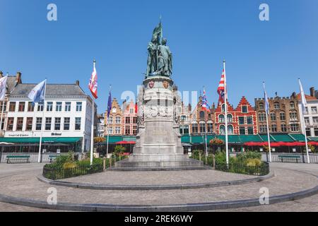 Brügge, Belgien - 16. Juni 2023: Bronzestatue auf grauem Sockel der flämischen Freiheitskämpfer Jan Breydel und Pieter De Coninck Stockfoto