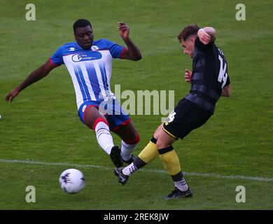 Der Josh Umerah von Hartlepool United tritt am Freitag, den 28. Juli 2023 im Victoria Park, Hartlepool, in Hartlepool United und Harrogate Town im Vorjahresspiel gegen Toby Sims in Harrogate Town an. (Foto: Michael Driver | MI News) Guthaben: MI News & Sport /Alamy Live News Stockfoto