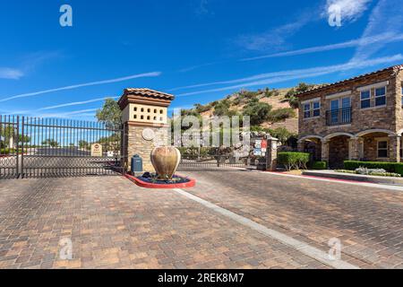 Eingangstor einer eingezäunten Gemeinde am Lake Las Vegas, Nevada. Stockfoto