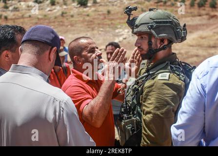 Nablus, Palästina. 28. Juli 2023. Palästinensische Demonstranten konfrontieren israelische Soldaten während der Demonstration gegen israelische Siedlungen im Dorf Beit Dajan in der Nähe der Stadt Nablus im Westjordanland. Kredit: SOPA Images Limited/Alamy Live News Stockfoto