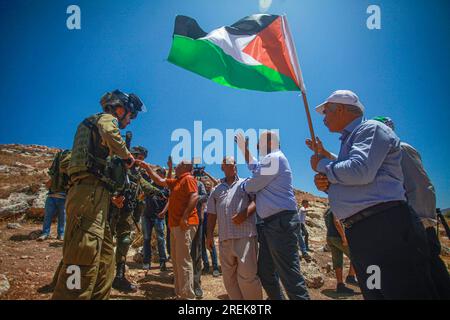 Nablus, Palästina. 28. Juli 2023. Palästinensische Demonstranten konfrontieren israelische Soldaten während der Demonstration gegen israelische Siedlungen im Dorf Beit Dajan in der Nähe der Stadt Nablus im Westjordanland. Kredit: SOPA Images Limited/Alamy Live News Stockfoto