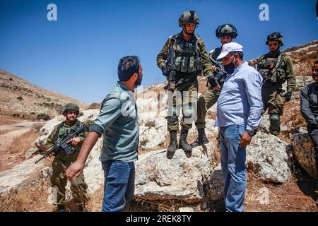 Nablus, Palästina. 28. Juli 2023. Palästinensische Demonstranten konfrontieren israelische Soldaten während der Demonstration gegen israelische Siedlungen im Dorf Beit Dajan in der Nähe der Stadt Nablus im Westjordanland. Kredit: SOPA Images Limited/Alamy Live News Stockfoto