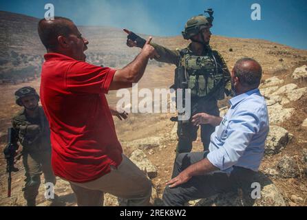 Nablus, Palästina. 28. Juli 2023. Palästinensische Demonstranten streiten mit israelischen Soldaten während der Demonstration gegen israelische Siedlungen im Dorf Beit Dajan in der Nähe der Westjordanstadt Nablus. Kredit: SOPA Images Limited/Alamy Live News Stockfoto