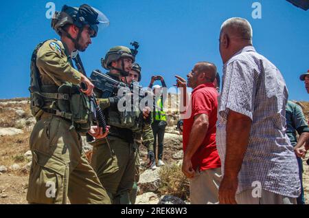 Nablus, Palästina. 28. Juli 2023. Palästinensische Demonstranten streiten mit israelischen Soldaten während der Demonstration gegen israelische Siedlungen im Dorf Beit Dajan in der Nähe der Westjordanstadt Nablus. Kredit: SOPA Images Limited/Alamy Live News Stockfoto