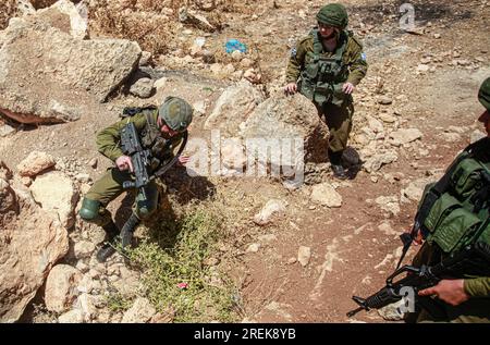 Nablus, Palästina. 28. Juli 2023. Israelische Soldaten nehmen während der Demonstration gegen israelische Siedlungen im Dorf Beit Dajan in der Nähe der Westjordanstadt Nablus Stellung. Kredit: SOPA Images Limited/Alamy Live News Stockfoto