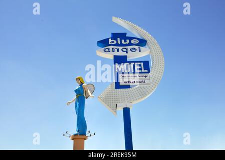 Blue Angel Motel mit einer Retro-Skulptur und einem Schild mit Neon- und Glitzerlampe im Zentrum von Las Vegas, Nevada. Gelegen in Charleston und Fremont Street. Stockfoto