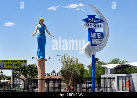 Blue Angel Motel mit einer Retro-Skulptur und einem Schild mit Neon- und Glitzerlampe im Zentrum von Las Vegas, Nevada. Gelegen in Charleston und Fremont Street. Stockfoto