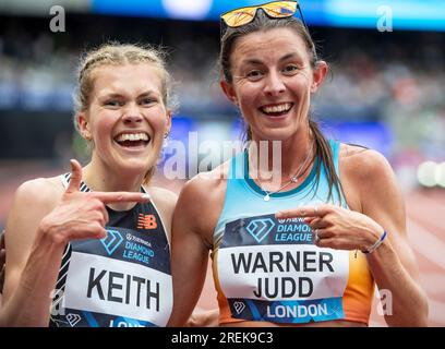 Megan Keith und Jessica Warner-Judd aus Großbritannien und NI haben nach der Teilnahme an den Frauen-5000m in der Wanda Diamond League London etwas Spaß Stockfoto