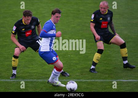 Callum Cooke von Hartlepool United hält Toby Sims von Harrogate Town am Freitag, den 28. Juli 2023, während des Vorsaison-Freundschaftsspiels zwischen Hartlepool United und Harrogate Town im Victoria Park, Hartlepool, zurück. (Foto: Michael Driver | MI News) Guthaben: MI News & Sport /Alamy Live News Stockfoto
