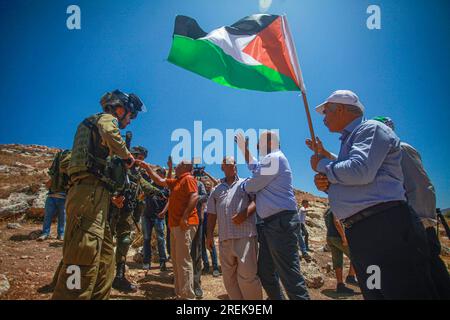 Nablus, Palästina. 28. Juli 2023. Palästinensische Demonstranten konfrontieren israelische Soldaten während der Demonstration gegen israelische Siedlungen im Dorf Beit Dajan in der Nähe der Stadt Nablus im Westjordanland. (Foto von Nasser Ishtayeh/SOPA Images/Sipa USA) Guthaben: SIPA USA/Alamy Live News Stockfoto