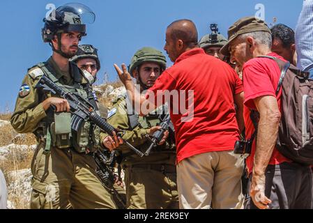 Nablus, Palästina. 28. Juli 2023. Palästinensische Demonstranten streiten mit israelischen Soldaten während der Demonstration gegen israelische Siedlungen im Dorf Beit Dajan in der Nähe der Westjordanstadt Nablus. (Foto von Nasser Ishtayeh/SOPA Images/Sipa USA) Guthaben: SIPA USA/Alamy Live News Stockfoto