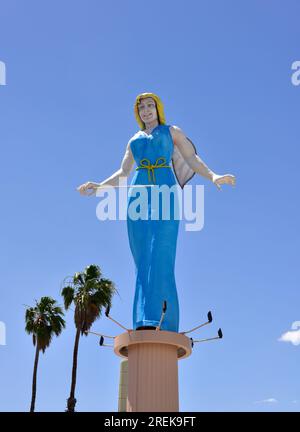 Blue Angel Motel mit einer Retro-Skulptur und einem Schild mit Neon- und Glitzerlampe im Zentrum von Las Vegas, Nevada. Gelegen in Charleston und Fremont Street. Stockfoto