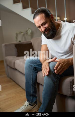 Männer mittleren Alters leiden an Knieschmerzen Stockfoto