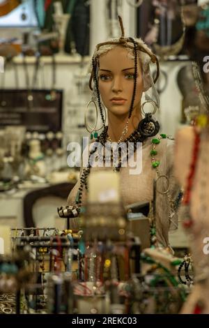 Schau dir die Schaufensterpuppe in einem Damenmode- und Schmuckladen an. Dekorative Schaufensterpuppe im Modegeschäft. Stockfoto
