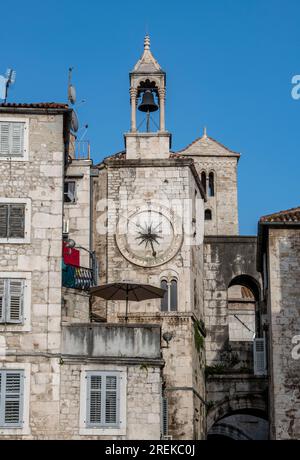 Wunderschöne alte Steinhäuser auf dem Volksplatz in kroatien. Stockfoto