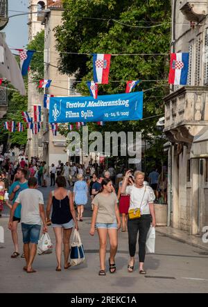 Touristen besuchen die historische Altstadt in der kroatischen Stadt trogir in der Nähe von Split croatia. Stockfoto