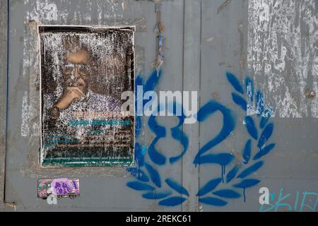 Altes Werbeplakat und 82 hajduk Split Football Graffiti auf einer alten Garagentür in Split, kroatien. Stockfoto