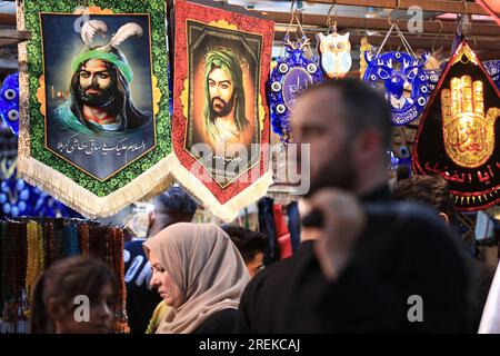 Bagdad, Irak. 28. Juli 2023. Schiitische Moslems nehmen an einer rituellen Zeremonie am Tag von Ashura in Kadhimiya Teil. Ashura ist der zehnte Tag von Muharram, dem ersten Monat im islamischen Kalender, der den Tag markiert, an dem Husayn ibn Ali, der Enkel des islamischen Propheten Muhammad, in der Schlacht von Karbala getötet wurde. Kredit: Ameer Al-Mohammedawi/dpa/Alamy Live News Stockfoto