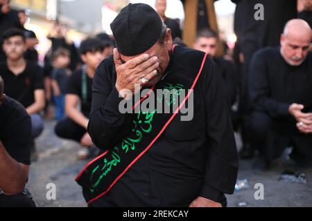 Bagdad, Irak. 28. Juli 2023. Ein schiitischer Moslem nimmt an einer rituellen Zeremonie am Tag von Ashura in Kadhimiya Teil. Ashura ist der zehnte Tag von Muharram, dem ersten Monat im islamischen Kalender, der den Tag markiert, an dem Husayn ibn Ali, der Enkel des islamischen Propheten Muhammad, in der Schlacht von Karbala getötet wurde. Kredit: Ameer Al-Mohammedawi/dpa/Alamy Live News Stockfoto