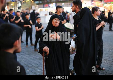 Bagdad, Irak. 28. Juli 2023. Schiitische Moslems nehmen an einer rituellen Zeremonie am Tag von Ashura in Kadhimiya Teil. Ashura ist der zehnte Tag von Muharram, dem ersten Monat im islamischen Kalender, der den Tag markiert, an dem Husayn ibn Ali, der Enkel des islamischen Propheten Muhammad, in der Schlacht von Karbala getötet wurde. Kredit: Ameer Al-Mohammedawi/dpa/Alamy Live News Stockfoto