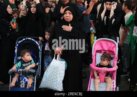 Bagdad, Irak. 28. Juli 2023. Schiitische Moslems nehmen an einer rituellen Zeremonie am Tag von Ashura in Kadhimiya Teil. Ashura ist der zehnte Tag von Muharram, dem ersten Monat im islamischen Kalender, der den Tag markiert, an dem Husayn ibn Ali, der Enkel des islamischen Propheten Muhammad, in der Schlacht von Karbala getötet wurde. Kredit: Ameer Al-Mohammedawi/dpa/Alamy Live News Stockfoto