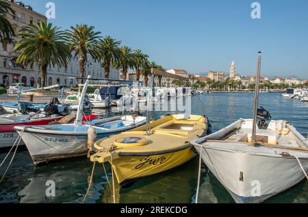 Boote im Hafen am Ufer der Altstadt von Grad Split in kroatien. Stockfoto