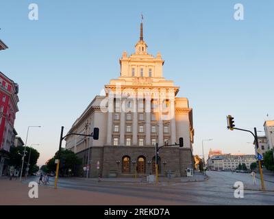 Das Parteihaus, ehemaliges Hauptquartier der Kommunistischen Partei Bulgariens und Teil des Largo-Stalinistischen Reiches. Sofia, Bulgarien. Juli 2023. Stockfoto