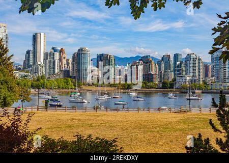 Blick über False Creek in das Wohnviertel Yaletown von Vancouver, Kanada Stockfoto