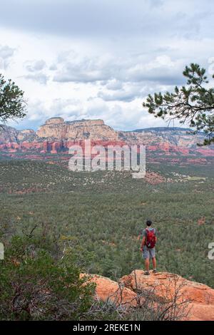 Beschaulicher Wanderer blickt auf die weiten roten Felsformationen von Sedona. Stockfoto