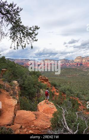 Wanderer, der die weite Schönheit der roten Felsenlandschaft von Sedona genießt. Stockfoto