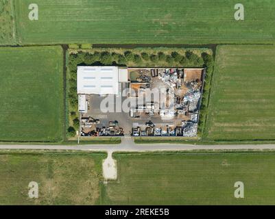 Draufsicht von oben auf die Metallrecyclingfirma. Stockfoto