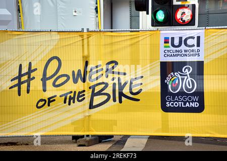 Glasgow, Schottland, Vereinigtes Königreich 28. Juli 2023. Die Logos und Paraphenelien der UCI-Radweltmeisterschaft erscheinen im zentralen Zentrum des george Square, wo die Einheimischen die Spannung spüren, ohne die anstehenden Verkehrsprobleme zu bemerken. Credit Gerard Ferry/Alamy Live News Stockfoto