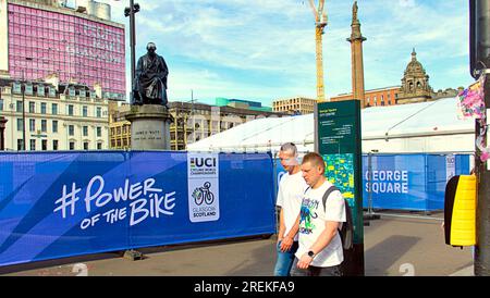 Glasgow, Schottland, Vereinigtes Königreich 28. Juli 2023. Die Logos und Paraphenelien der UCI-Radweltmeisterschaft erscheinen im zentralen Zentrum des george Square, wo die Einheimischen die Spannung spüren, ohne die anstehenden Verkehrsprobleme zu bemerken. Credit Gerard Ferry/Alamy Live News Stockfoto