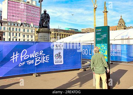 Glasgow, Schottland, Vereinigtes Königreich 28. Juli 2023. Die Logos und Paraphenelien der UCI-Radweltmeisterschaft erscheinen im zentralen Zentrum des george Square, wo die Einheimischen die Spannung spüren, ohne die anstehenden Verkehrsprobleme zu bemerken. Credit Gerard Ferry/Alamy Live News Stockfoto