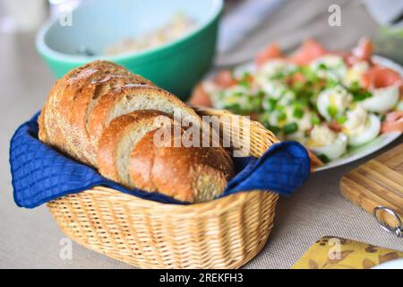 Bagel-Frühstück, Sandwich, Fast Food, geschnitten auf halbem Kopierbereich, Essenshintergrund Stockfoto