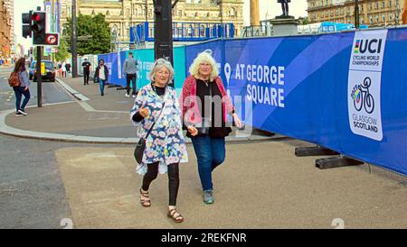 Glasgow, Schottland, Vereinigtes Königreich 28. Juli 2023. Die Logos und Paraphenelien der UCI-Radweltmeisterschaft erscheinen im zentralen Zentrum des george Square, wo die Einheimischen die Spannung spüren, ohne die anstehenden Verkehrsprobleme zu bemerken. Credit Gerard Ferry/Alamy Live News Stockfoto