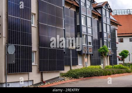 Solarfassade, Photovoltaik-Elemente an einer Hausfassade, Hotel in Herrenberg, große PV-Module erzeugen Strom an den Außenwänden des Gebäudes, Stockfoto