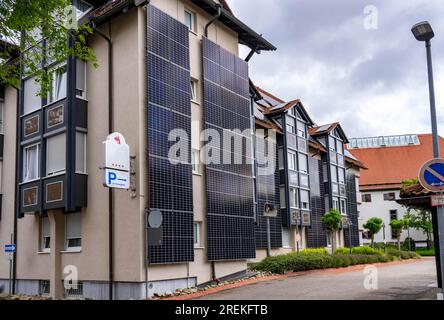 Solarfassade, Photovoltaik-Elemente an einer Hausfassade, Hotel in Herrenberg, große PV-Module erzeugen Strom an den Außenwänden des Gebäudes, Stockfoto