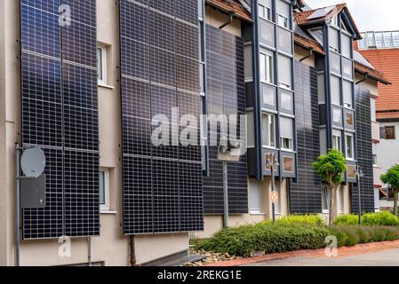 Solarfassade, Photovoltaik-Elemente an einer Hausfassade, Hotel in Herrenberg, große PV-Module erzeugen Strom an den Außenwänden des Gebäudes, Stockfoto