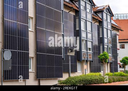 Solarfassade, Photovoltaik-Elemente an einer Hausfassade, Hotel in Herrenberg, große PV-Module erzeugen Strom an den Außenwänden des Gebäudes, Stockfoto