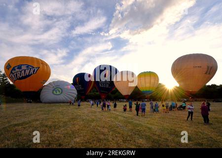 Chrudim, Tschechische Republik. 28. Juli 2023. Die 14. tschechischen Heißluftballons Fiesta 'Ballons over Chrudim' finden in Chrudim (130 km östlich von Prag) in der Tschechischen Republik statt. (Kreditbild: © Slavek Ruta/ZUMA Press Wire) NUR REDAKTIONELLE VERWENDUNG! Nicht für den kommerziellen GEBRAUCH! Stockfoto